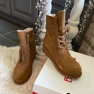 Very comfortable and warm fur lined.